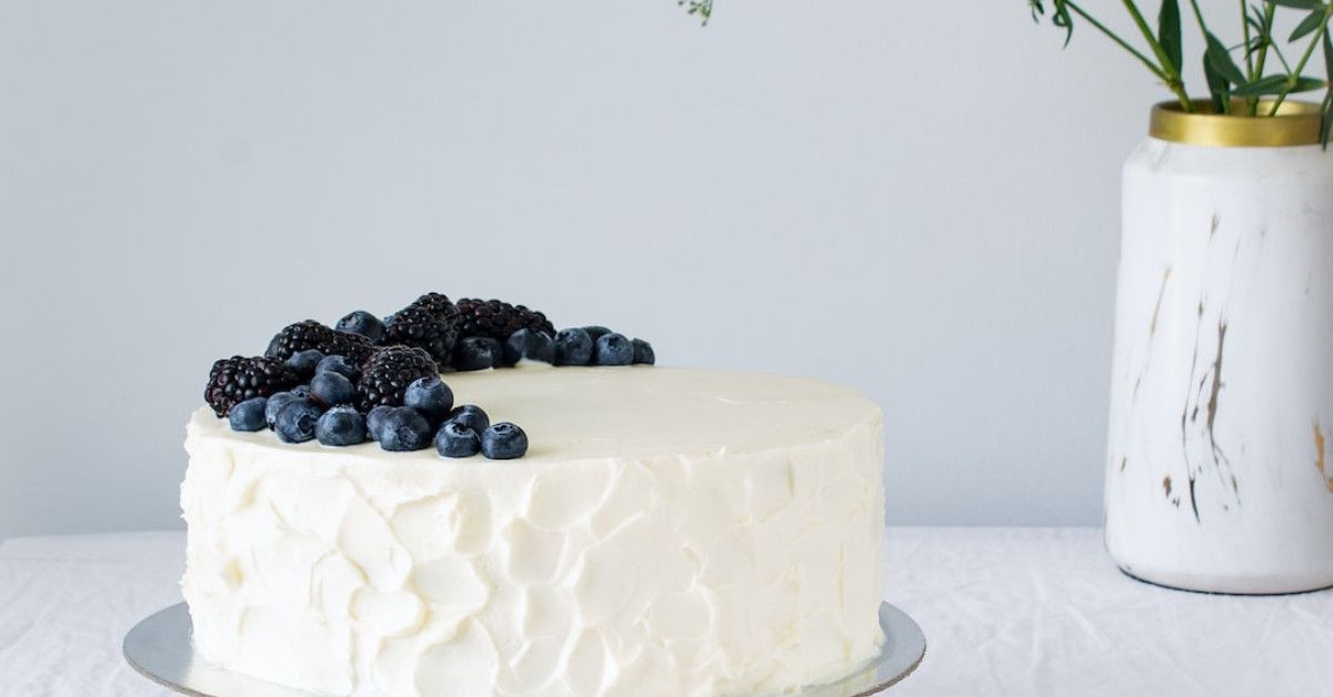 Anniversary cake topper for a stylish and memorable celebration.