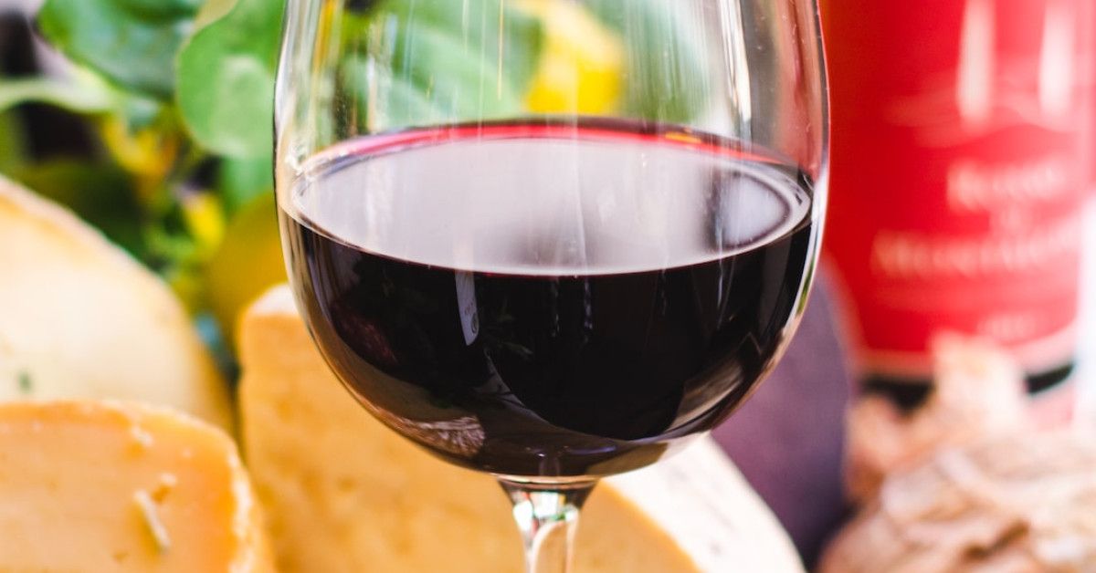 Shop stunning anniversary bands for your special occasion.