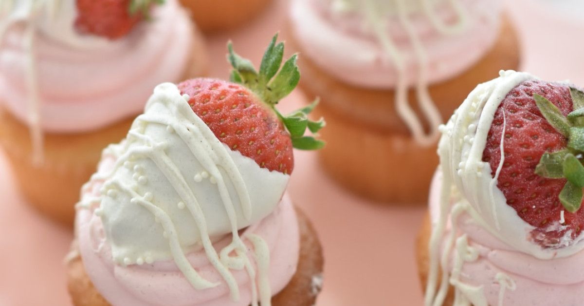 Top 10 anniversary cakes personalized with customizable names