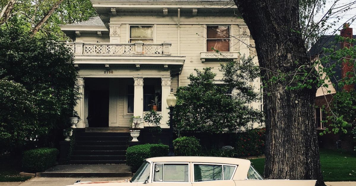 Anniversary bands in Sacramento symbolizing eternal love and cherished moments.